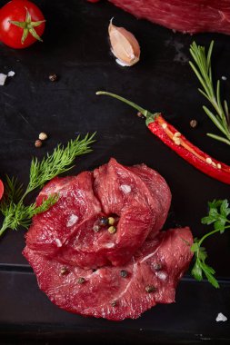 Sebzeler, otlar ve metal tepsi, yakın çekim, seçici odak spicies çiğ biftek düz lay