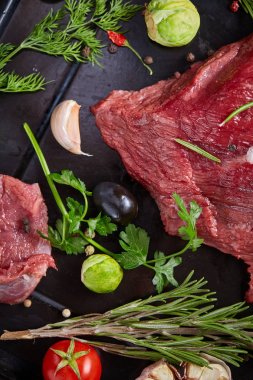 Sebzeler, otlar ve metal tepsi, yakın çekim, seçici odak spicies çiğ biftek düz lay