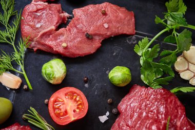 Sebzeler, otlar ve metal tepsi, yakın çekim, seçici odak spicies çiğ biftek düz lay