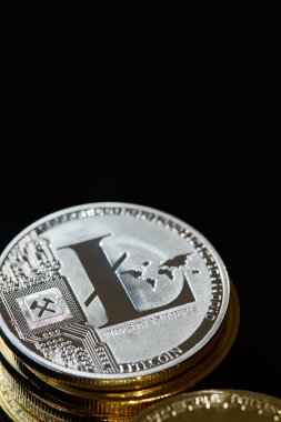 Dijital Kripto para gümüş sikke Litecoin sembolü bir ahşap arka plan, yakın çekim, makro ile