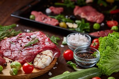 Sebzeler, otlar ve metal tepsi, yakın çekim, seçici odak spicies çiğ biftek düz lay