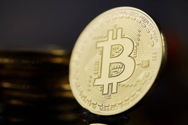 Farklı cryptocurrency bitcoins karanlık tablo, yakın çekim, seçici odak ile kavramsal görüntü.