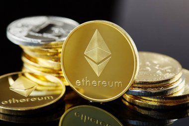 Altın ethereum para cryptocurrency bir bilgisayar anakart, seçici odak, yakın çekim.