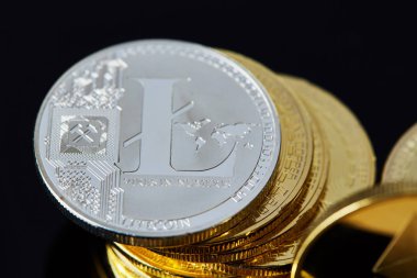 Cryptocurrencies anakart üzerinde bir daire içinde yığını. Cryptocurrency kavramı, yakın çekim, seçici odak