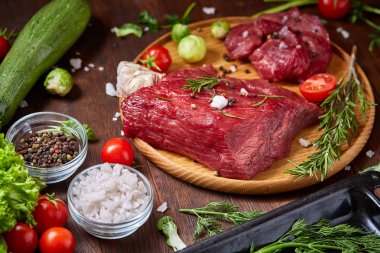 Sebzeler, otlar ve metal tepsi, yakın çekim, seçici odak spicies çiğ biftek düz lay