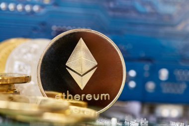 Altın ethereum para cryptocurrency bir bilgisayar anakart, seçici odak, yakın çekim.