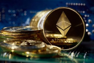 Altın ethereum para cryptocurrency bir bilgisayar anakart, seçici odak, yakın çekim.