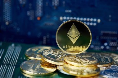 Altın ethereum para cryptocurrency bir bilgisayar anakart, seçici odak, yakın çekim.