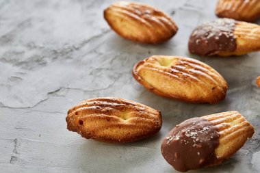 Düzenlenmiş beyaz arka plan, yakın çekim, seçici odak lezzetli Badem Çerezler