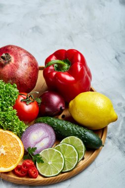 Natürmort ahşap arka plan, seçici odak, yakın çekim ahşap plaka üzerinde taze organik sebze