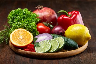 Natürmort ahşap arka plan, seçici odak, yakın çekim ahşap plaka üzerinde taze organik sebze