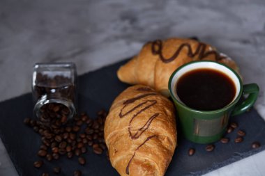 Ahşap masa, seçici odak, sığ derinlik-in tarla kesme tahtası, sebze ve otlar Üstten Görünüm