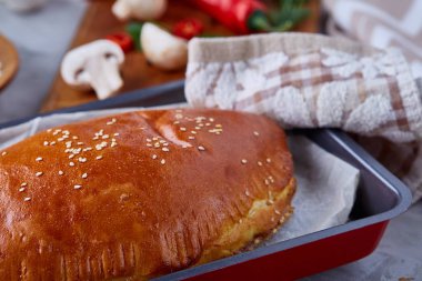 Vintage bir arka plan üzerinde seçici odak otlar ve ahşap bir tabakta sebze dolu lezzetli rustik hamur işleri