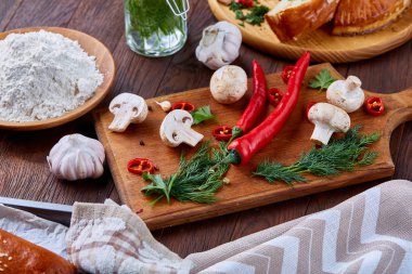 Ahşap masa, seçici odak, sığ derinlik-in tarla kesme tahtası, sebze ve otlar Üstten Görünüm