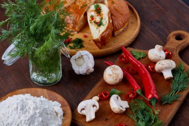 Ahşap masa, seçici odak, sığ derinlik-in tarla kesme tahtası, sebze ve otlar Üstten Görünüm