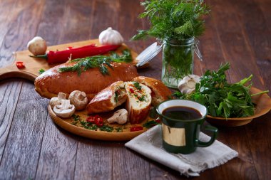 Ülke yan natürmort ev yapımı hamur işleri, kahve fincanı, otlar, sebzelerin üzerine bir antika arka plan, seçici odak ile