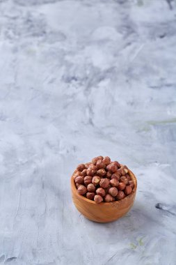 Fındık kopya alanı, üstten görünüm, seçici odak wihite zemin üzerine ahşap plaka.