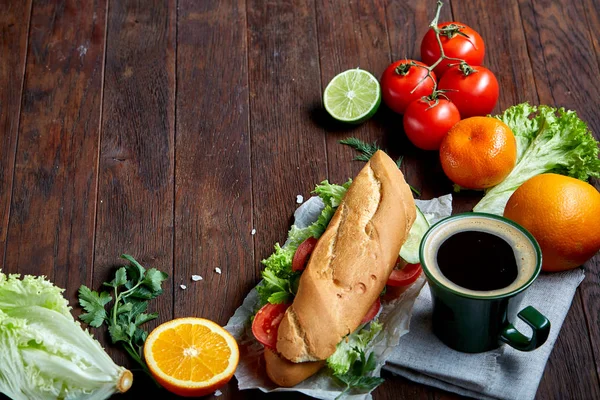 Desayuno saludable con taza de café, sándwich, frutas y verduras, primer plano, enfoque selectivo, vista superior . — Foto de Stock