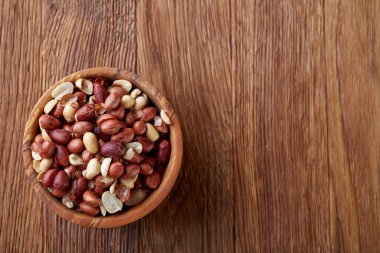 İzole rustik ahşap artalanları, üstten görünüm, yakın çekim üzerinde çiğ fıstık karışımı ile iki seramik kase.