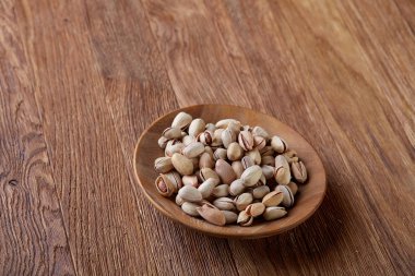 Badem ahşap arka plan, üstten görünüm, seçici odak kahverengi kase.