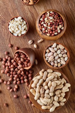 Bir kompozisyon farklı rustik arka plan, yakın çekim, sığ derinlik-in tarla ahşap bir kase içinde fındık çeşitleri