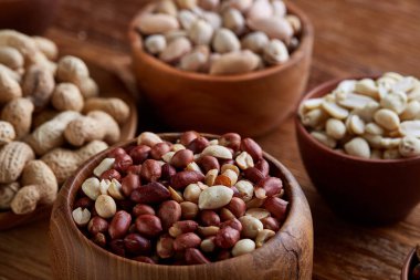 Bir kompozisyon farklı rustik arka plan, yakın çekim, sığ derinlik-in tarla ahşap bir kase içinde fındık çeşitleri