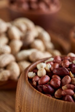 Bir kompozisyon farklı rustik arka plan, yakın çekim, sığ derinlik-in tarla ahşap bir kase içinde fındık çeşitleri