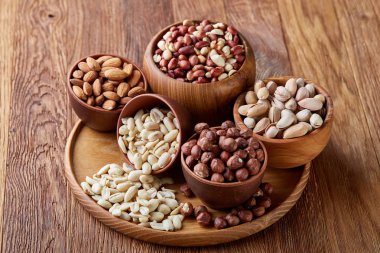 Karışık Kuruyemiş arrenged rustik arka plan, yakın çekim, seçici odak ahşap tepsi.