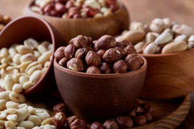 Karışık Kuruyemiş arrenged rustik arka plan, yakın çekim, seçici odak ahşap tepsi.