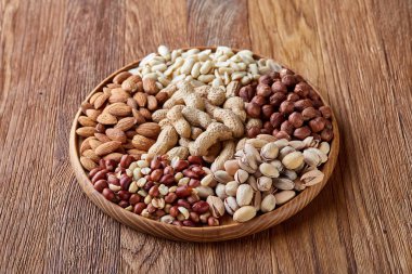 Karışık Kuruyemiş arrenged rustik arka plan, yakın çekim, seçici odak ahşap tepsi.