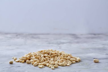 Yığın üzerinde izole peelled fıstık beyaz dokulu arka plan, arka plan, üstten görünüm, yakın çekim, seçici odak