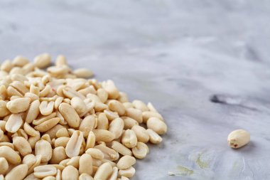 Yığın üzerinde izole peelled fıstık beyaz dokulu arka plan, arka plan, üstten görünüm, yakın çekim, seçici odak