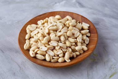 Fıstık izole beyaz dokulu arka plan, üstten görünüm, yakın çekim üzerinde ahşap plaka.