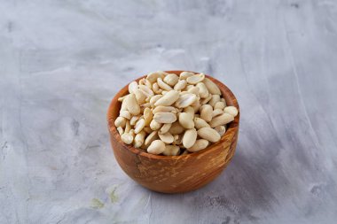 Fıstık izole beyaz dokulu arka plan, üstten görünüm, yakın çekim üzerinde ahşap plaka.