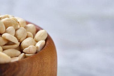 Fıstık izole beyaz dokulu arka plan, üstten görünüm, yakın çekim üzerinde ahşap plaka.