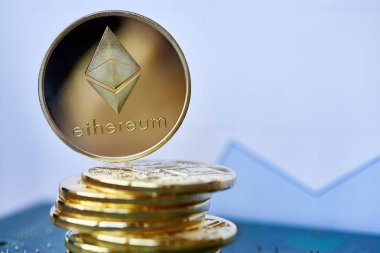 Altın ethereum para cryptocurrency bir bilgisayar anakart, seçici odak, yakın çekim.
