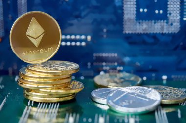 Altın ethereum para cryptocurrency bir bilgisayar anakart, seçici odak, yakın çekim.