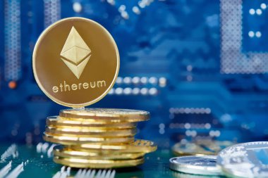 Altın ethereum para cryptocurrency bir bilgisayar anakart, seçici odak, yakın çekim.