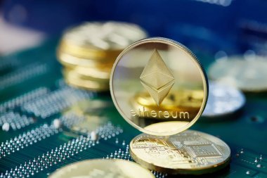 Altın ethereum para cryptocurrency bir bilgisayar anakart, seçici odak, yakın çekim.
