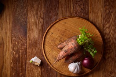 Sanatsal sebze salatası ahşap arka plan üzerinde seçici odak havuç, salatalık, letucce hizmet