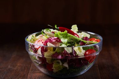 Taze sebze salatası ve olgun sebzeler üzerinde kesme ahşap arka plan üzerinde kurulu, seçici odak, yakın