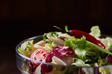 Taze sebze salatası ve olgun sebzeler üzerinde kesme ahşap arka plan üzerinde kurulu, seçici odak, yakın