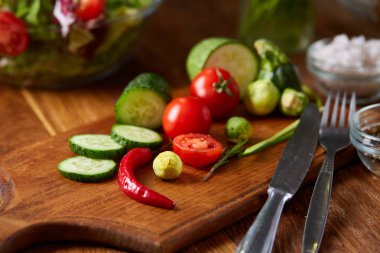 Taze sebze salatası ve olgun sebzeler üzerinde kesme ahşap arka plan üzerinde kurulu, seçici odak, yakın