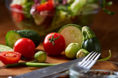 Taze sebze salatası ve olgun sebzeler üzerinde kesme ahşap arka plan üzerinde kurulu, seçici odak, yakın