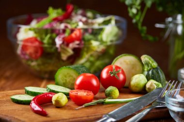 Taze sebze salatası ve olgun sebzeler üzerinde kesme ahşap arka plan üzerinde kurulu, seçici odak, yakın