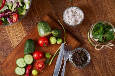 Taze sebze salatası ve olgun sebzeler üzerinde kesme ahşap arka plan üzerinde kurulu, seçici odak, yakın