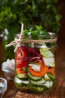Kavanoz ve tablo, seçici odak, yakın çekim kesme tahtası üzerinde taze sebzeler lezzetli sebze salatası