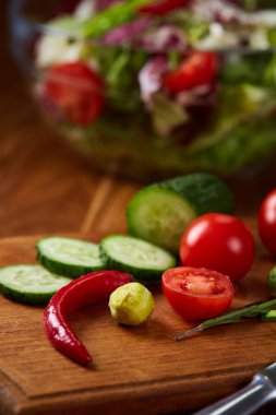 Taze sebze salatası ve olgun sebzeler üzerinde kesme ahşap arka plan üzerinde kurulu, seçici odak, yakın