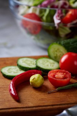 Taze sebze salatası ve olgun sebzeler üzerinde kesme beyaz arka plan üzerinde kurulu, seçici odak, yakın