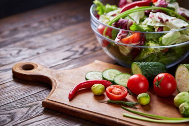 ahşap arka plan, seçici odak, sığ derinlik-in tarla kesme tahtası üzerinde taze sebze